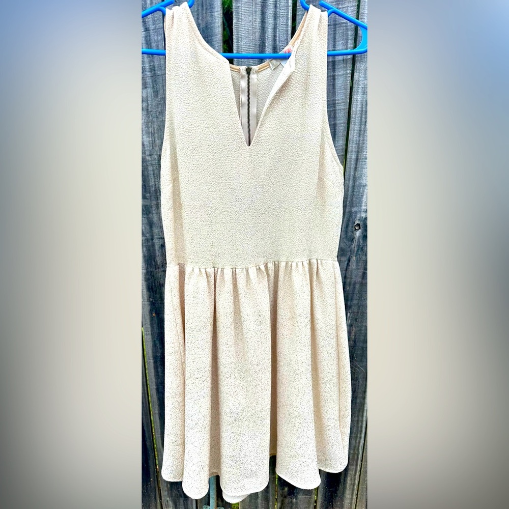 Gianni Bini Ivory sparkle short formal dress. Gold sparkle detail. Size M NWT